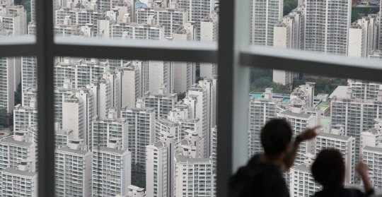 시민들이 아파트 밀집 지역을 바라보고 있다.<연합뉴스>